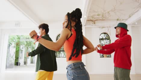 bailarines masculinos y femeninos felices y diversos bailando en un estudio de baile, cámara lenta