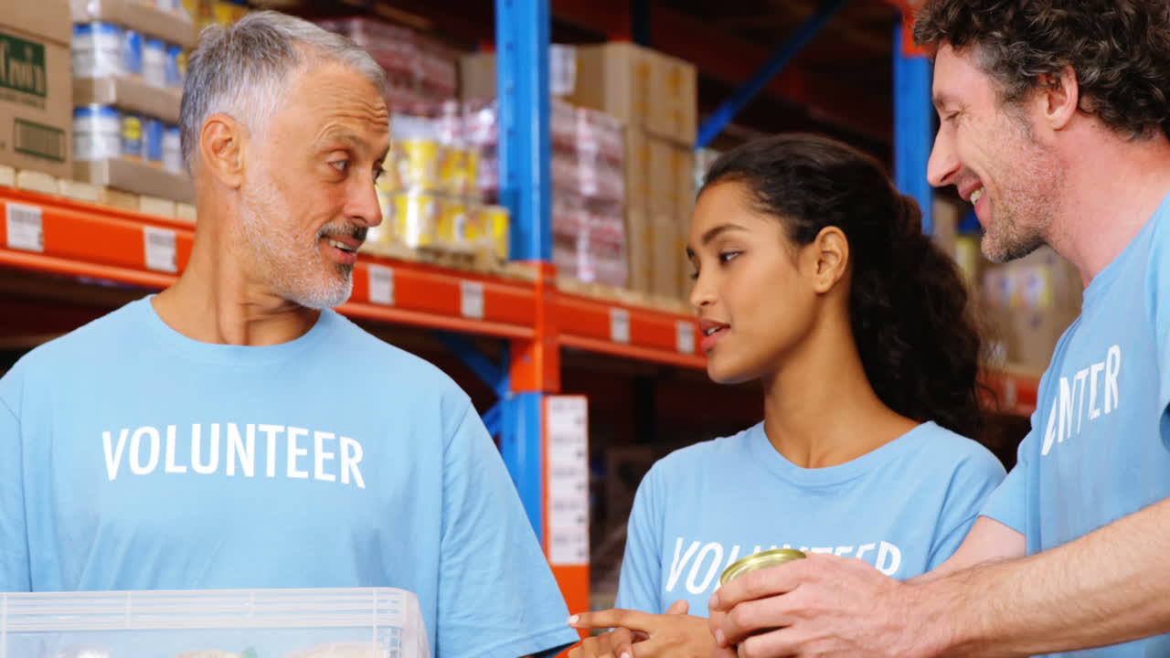 trabajador de almacén haciendo un trabajo de caridad