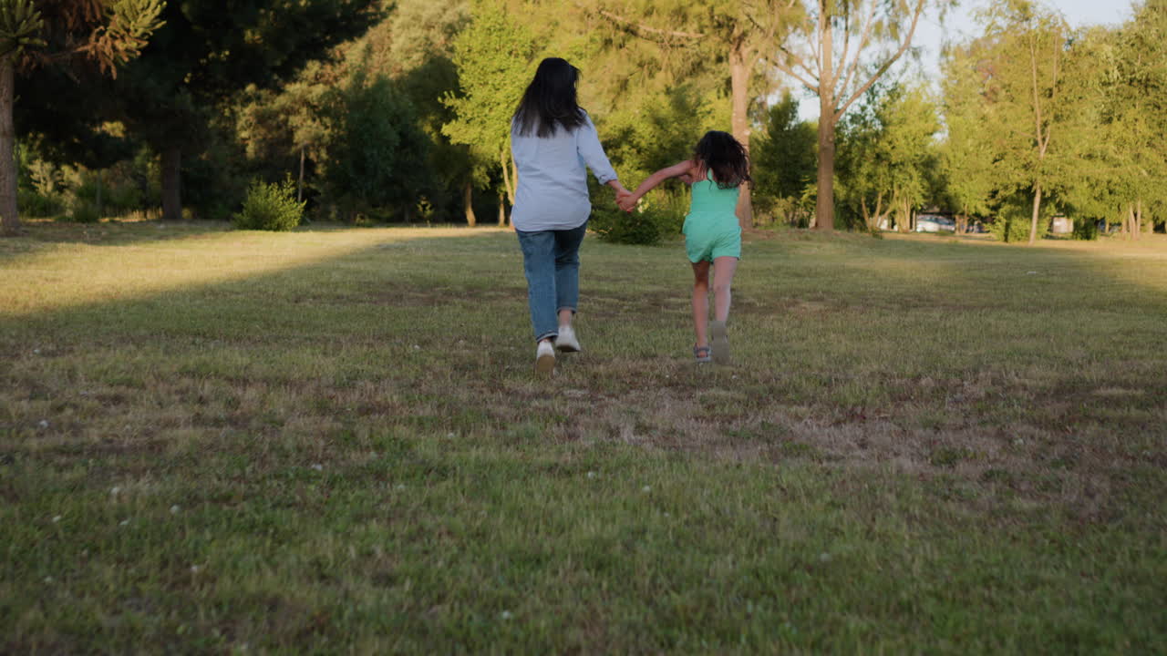 persona caminando en el bosque