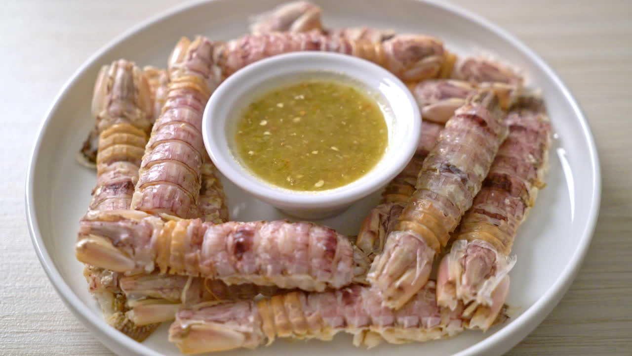 찐 가재 또는 사마귀 새우 또는 매운 해산물 소스를 곁들인 스토마토포드