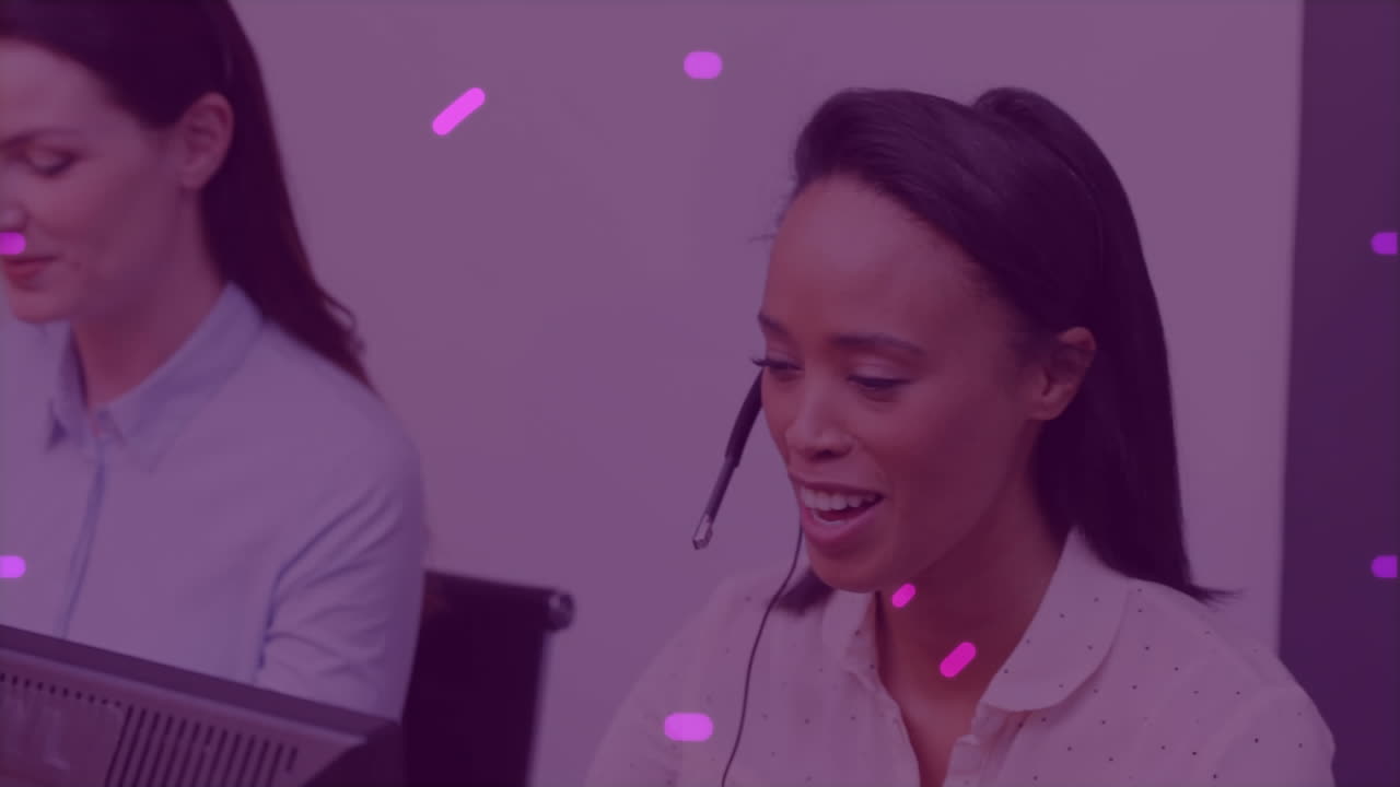 animación de la red de conexiones sobre los trabajadores de oficina que usan auriculares