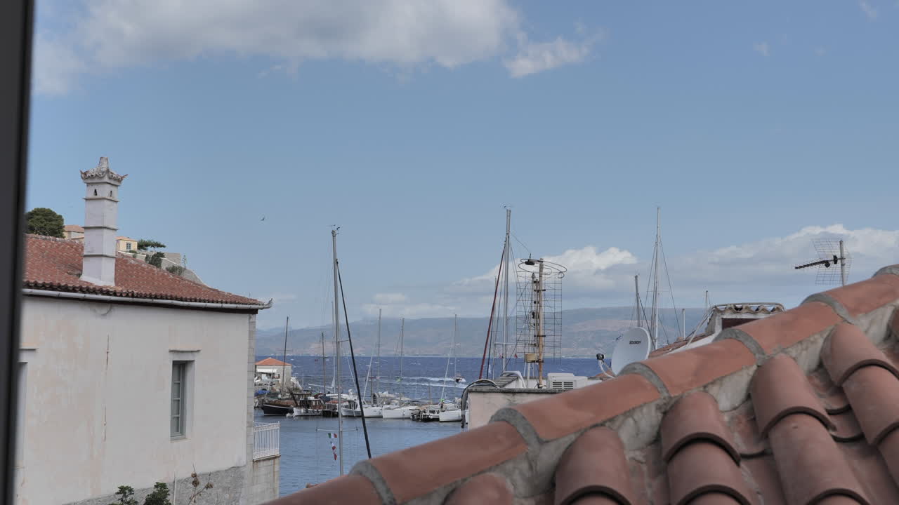 vista de la ventana del puerto de la isla griega de hydra.
