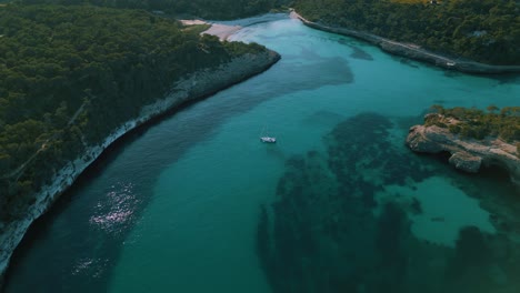 Segelyachtboot-In-Einer-Abgelegenen-Natürlichen-Bucht,-Klares-Türkisblaues-Meerwasser,-Insel-Palma-De-Mallorca