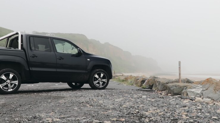 Pick-up parcheggiato sulla costa in Normandia