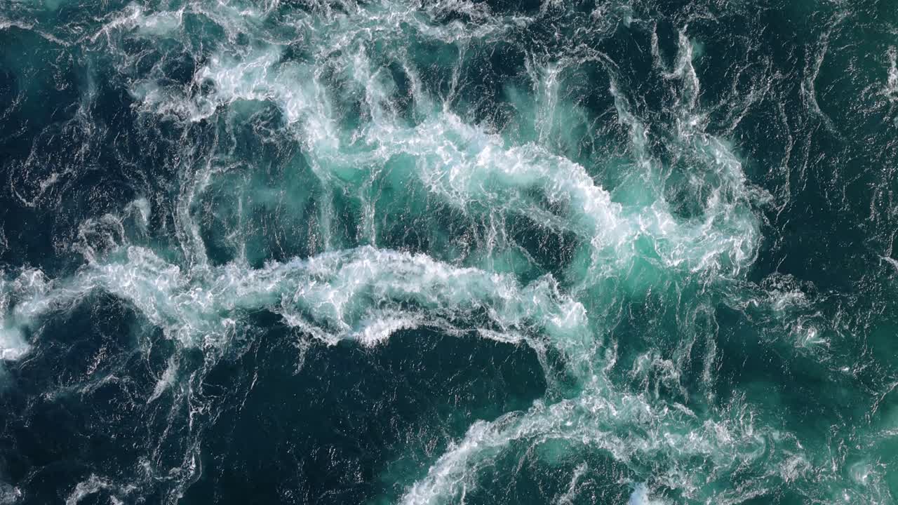 Blaue Wasserwellen von Fluss und Meer treffen bei Ebbe und Flut aufeinander