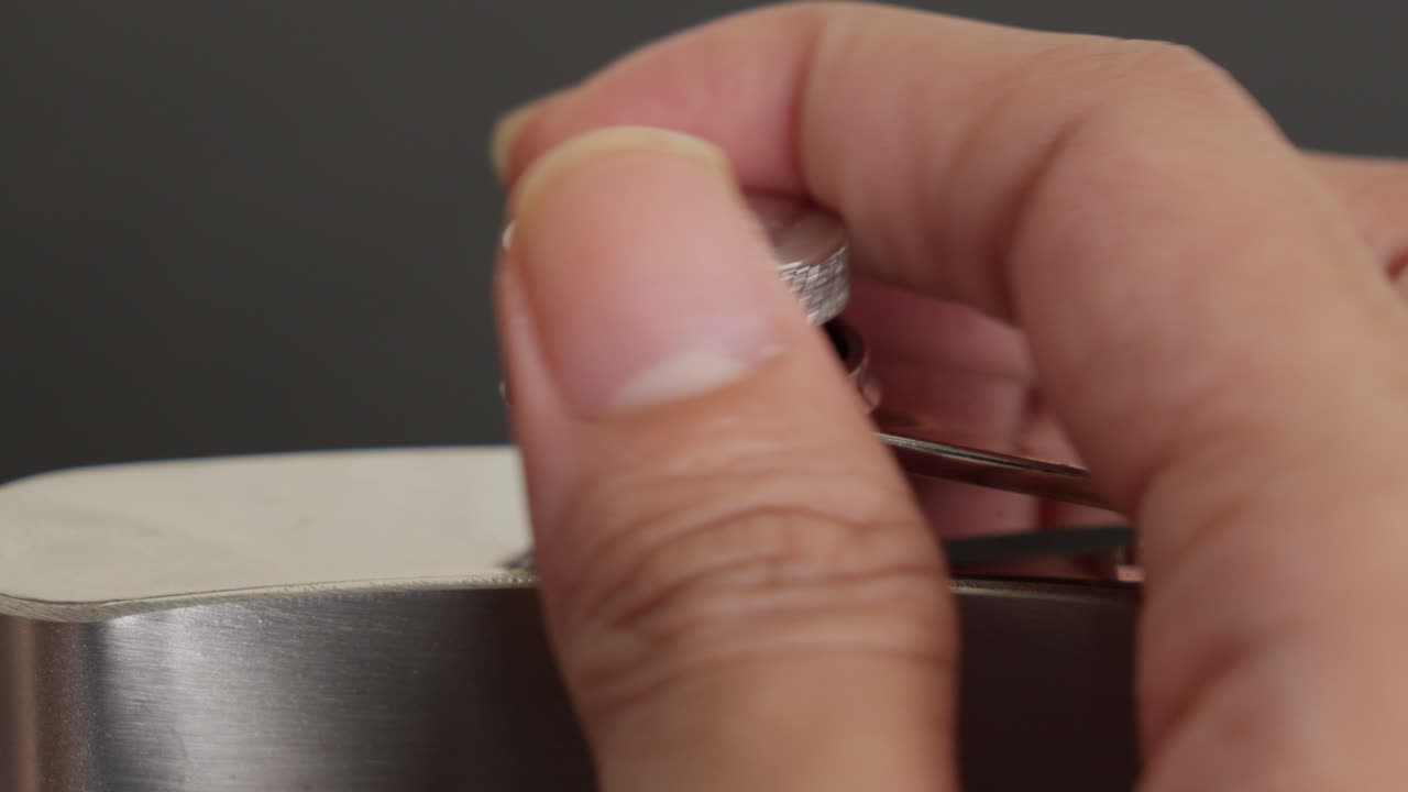 mano abriendo la tapa de un frasco metálico de cadera