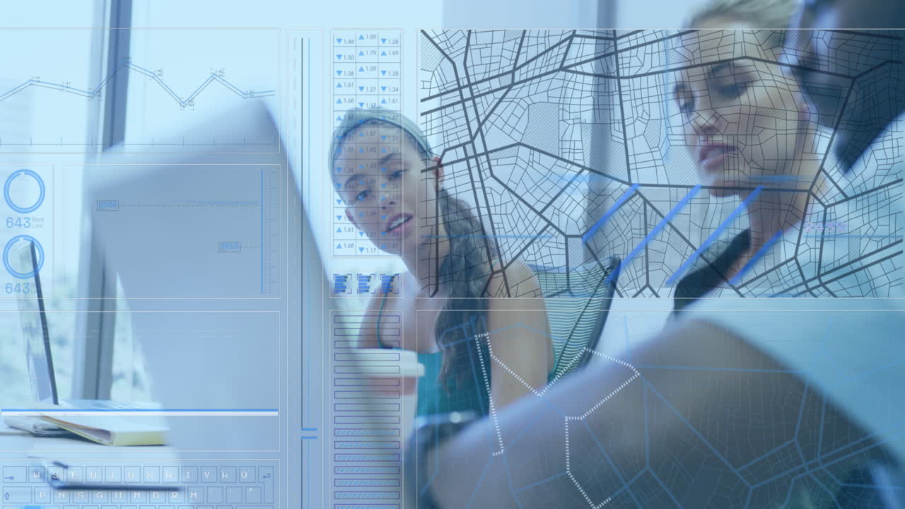 animación del procesamiento de mapas y datos financieros sobre diversas personas de negocios.