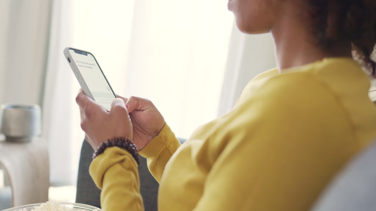 dama preparándose para ver una película con palomitas de maíz