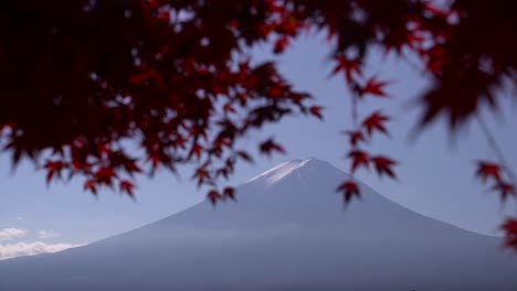 hermosa vista del monte fuji enmarcada por hojas y siluetas de colores otoñales