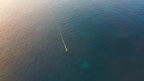 vista aérea de una persona navegando por las aguas de la costa de cala escondida en tablas de surf eléctricas
