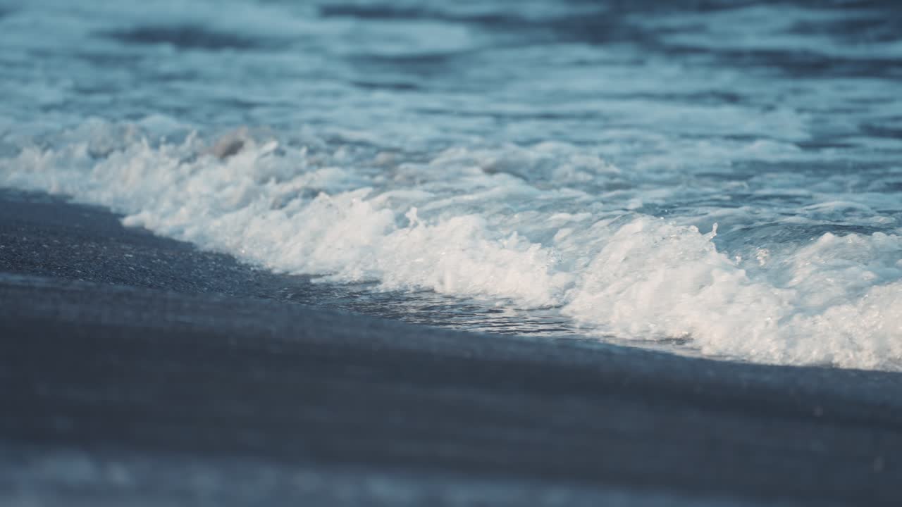 에르피요르드의 모래사장 주변에 파도가 부서진다