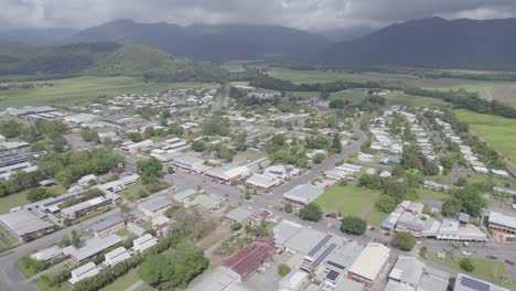 Mossman-Ländliche-Stadt-Gegen-Dunklen-Bewölkten-Himmel-In-Der-Shire-Of-Douglas,-Queensland,-Australien---Luftaufnahme