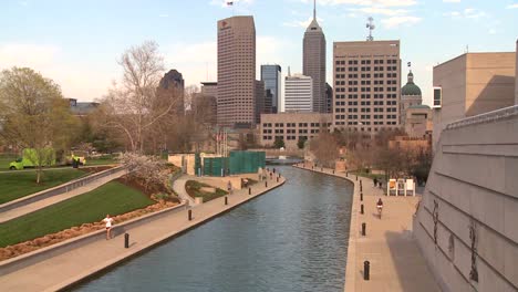 Establishing-shot-of-Indianapolis-Indiana