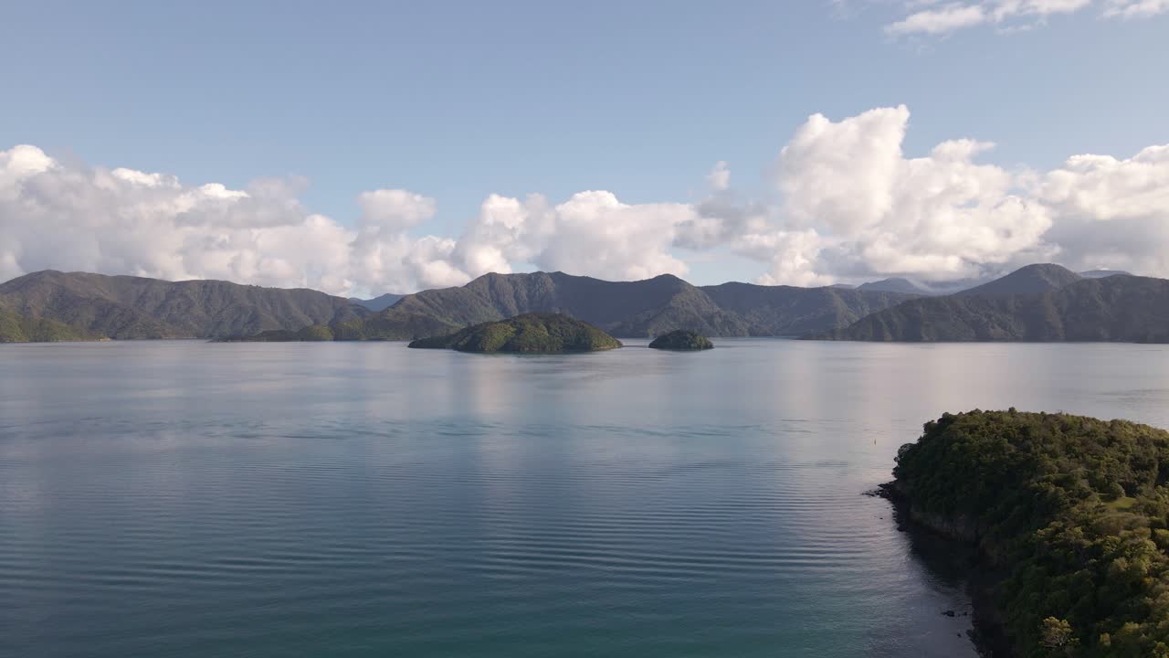 isla de allports en el sonido de la reina charlotte de nueva zelanda en la luz del sol dorada capturada por un dron