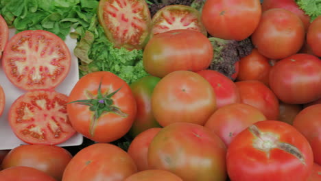 Tomates-Y-Lechuga-En-El-Mostrador-De-Verdulería