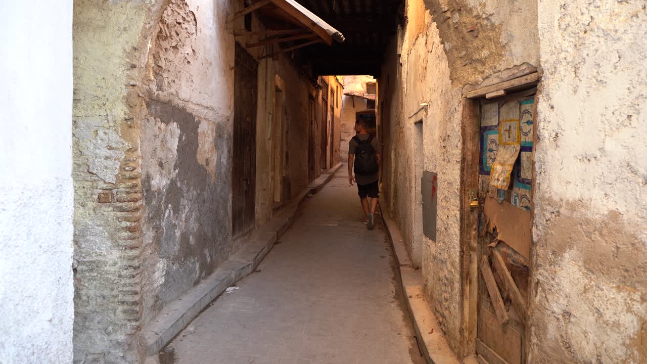 Uomo che cammina per le strade del Marocco