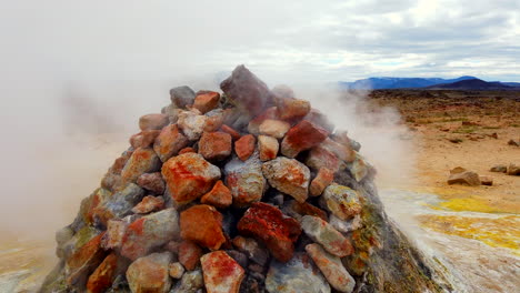 respiradero de vapor geotérmico islandés en namafjall camina para cerrar rocas sulfúricas humeantes con dji osmo estabilizado 4k prorezhq