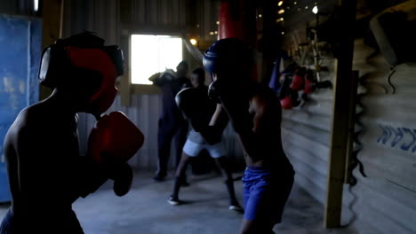 boxeadores practicando boxeo en el estudio de fitness 4k