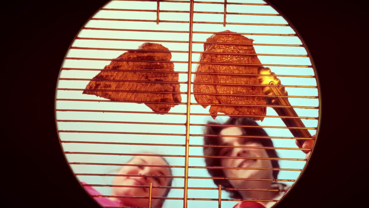 친구 들 이 바베큐 를 즐기고 있다