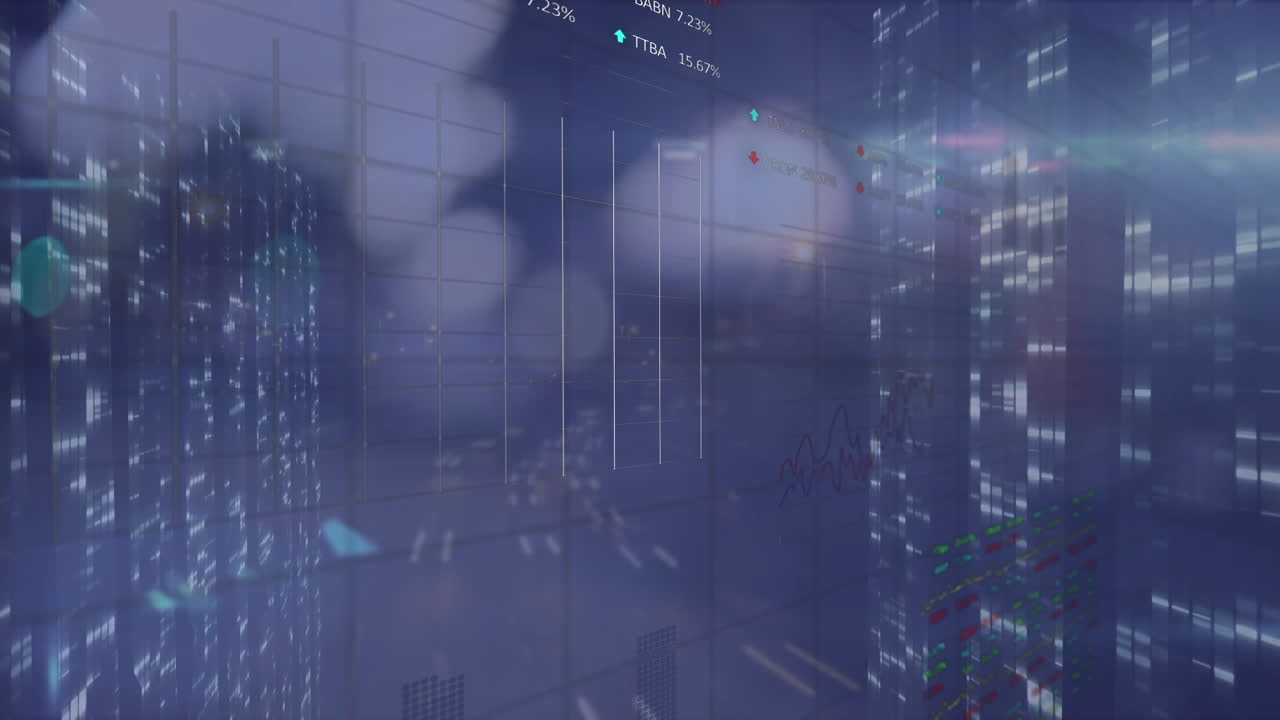 Animazione di interfaccia digitale con elaborazione dati sullo sfondo del traffico notturno della città.