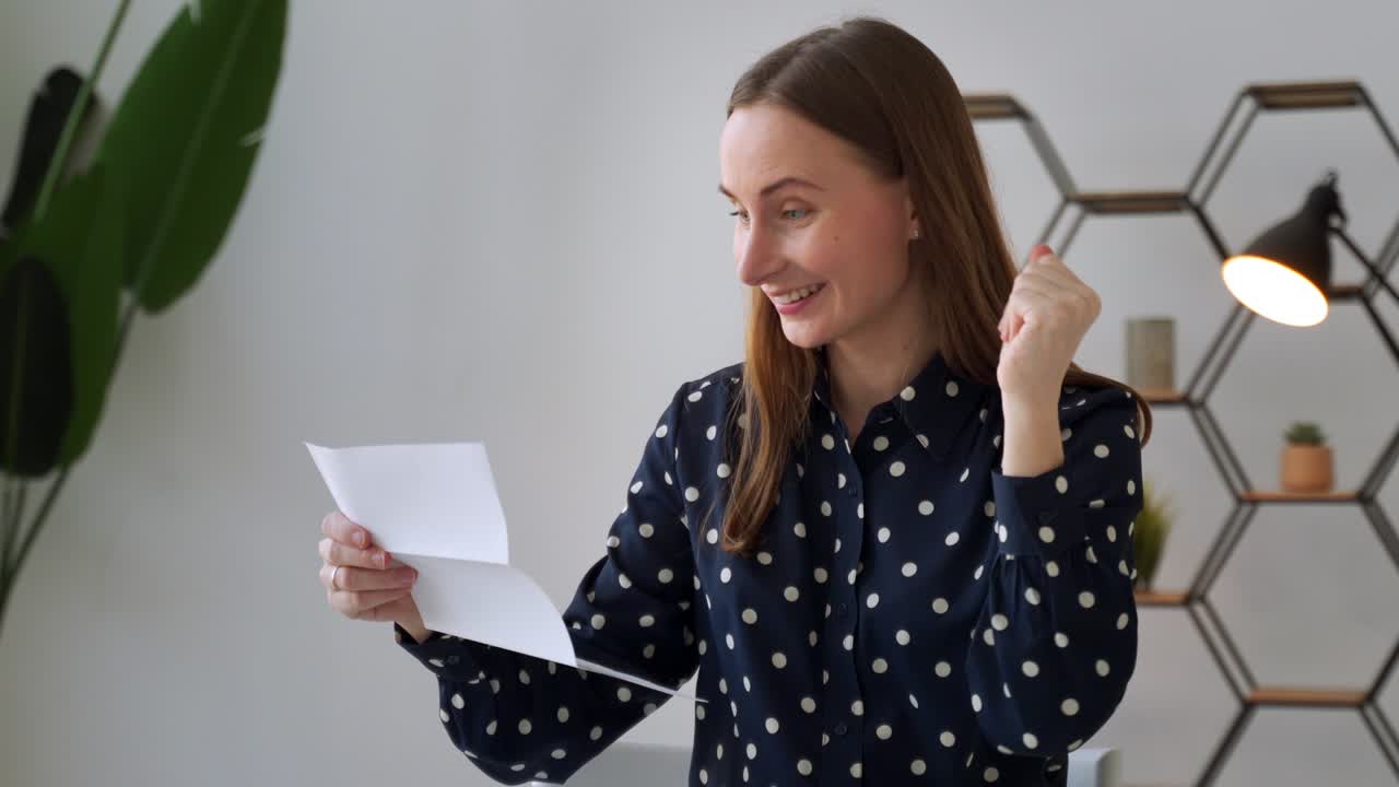 una mujer recibe una notificación, lee las buenas noticias en una carta. el estudiante recibe una carta del profesor sobre la admisión a la universidad