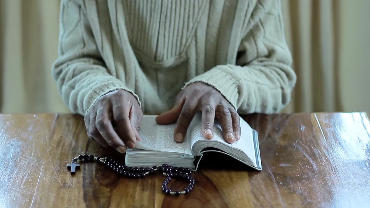 Prière à Dieu avec la Bible, adoration fidèle en communauté, séquences vidéo de stock