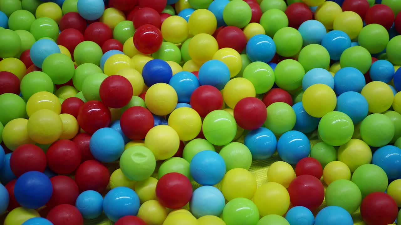 el hoyo de la pelota colorida