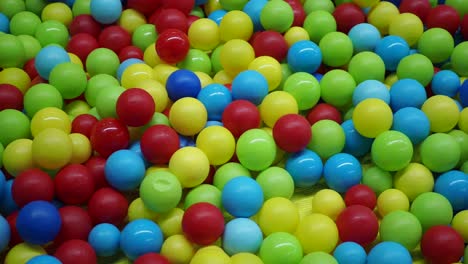 el hoyo de la pelota colorida