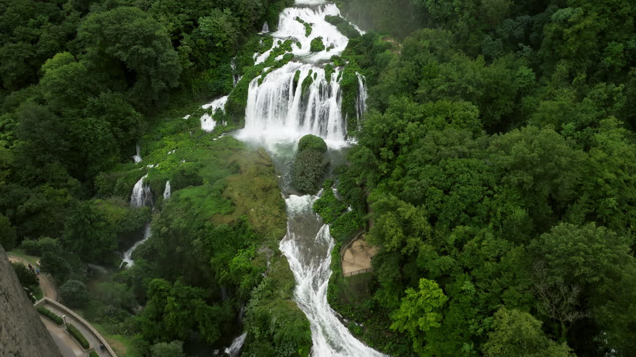 In avvicinamento alla Cascata delle Marmore in Umbria, Italia