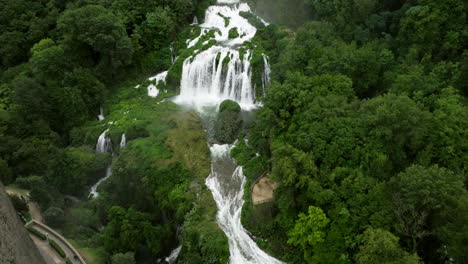 Acercándose-A-La-Cascada-De-Marmore---Cataratas-De-Marmore-En-Umbría,-Italia