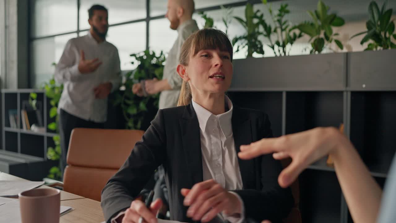 Affärskollegor i diskussion