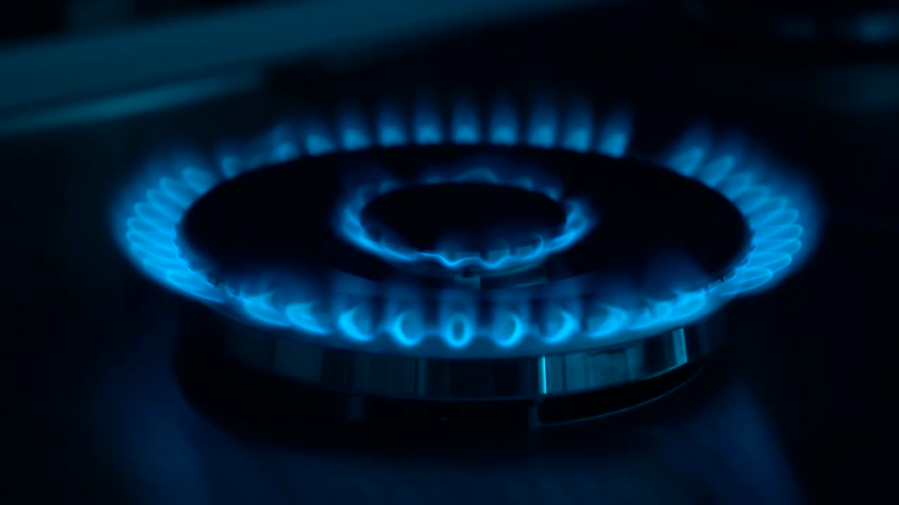 부에 있는 스토브에 가스가 불타오르는 경우: 가스를 태우는 두 개의 왕관