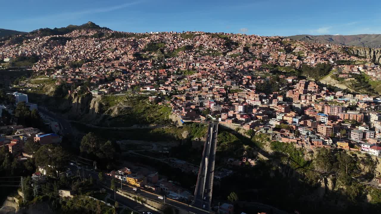 vista aérea de drones de la ciudad capital de bolivia, la paz, américa del sur