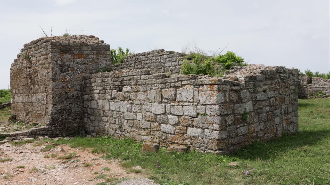 monumento antiguo en el cabo kaliakra en la costa del mar negro de bulgaria