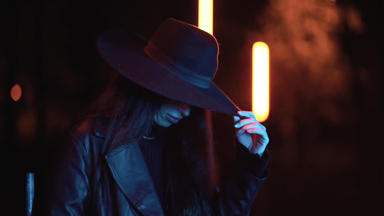 Donna alla moda con cappotto e cappello di notte