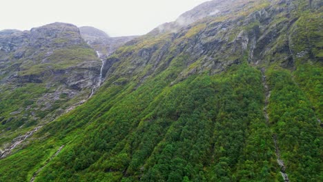 Antena-A-Lo-Largo-De-Los-Altos-Valles-Cerca-De-Hjelledalen,-Noruega