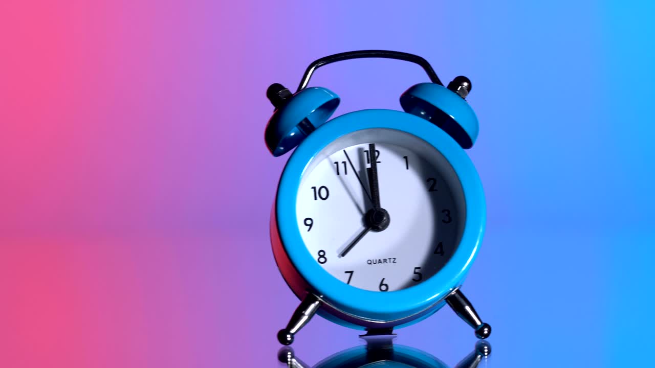 다채로운 배경 에 있는 알람 시계