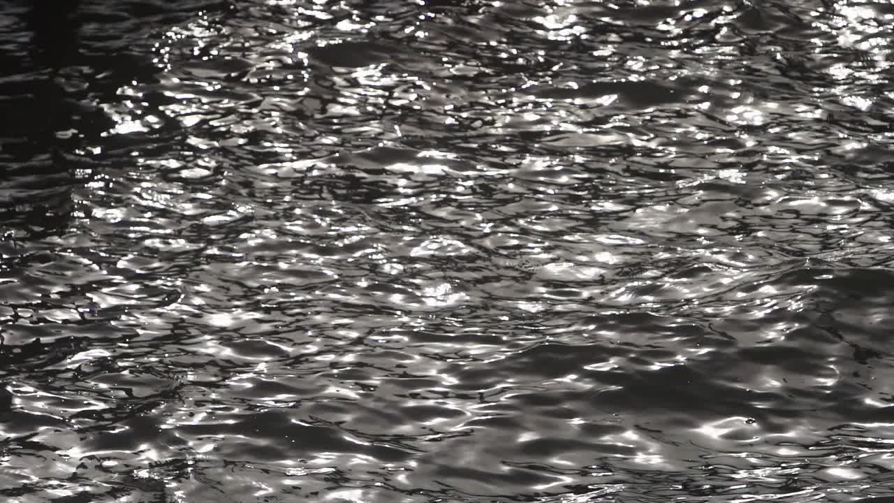 Onde al rallentatore nel mare scuro
