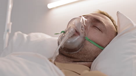 hombre durmiendo perturbadoramente con máscara de oxígeno
