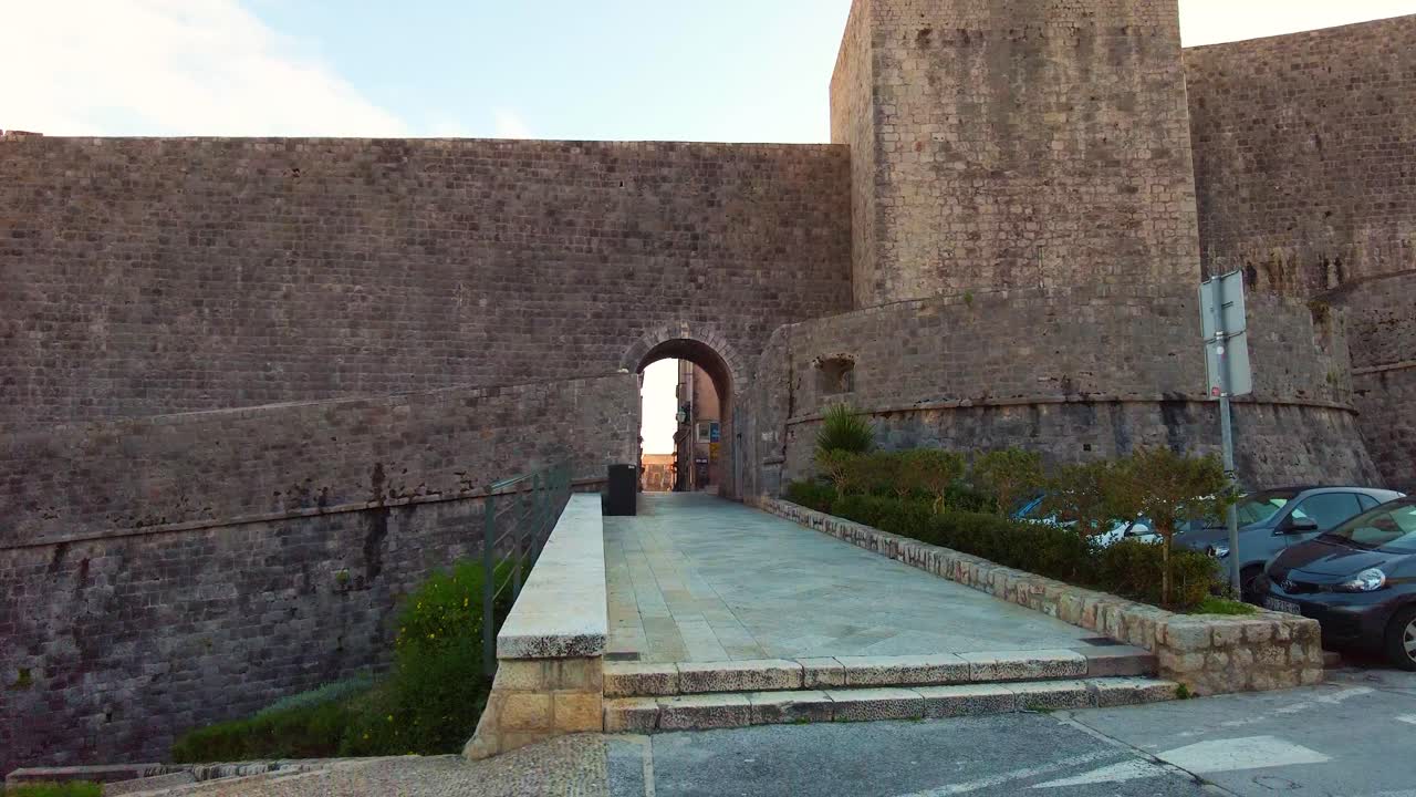 toma de mano de la vista de la calle de la ciudad vieja de dubrovnik