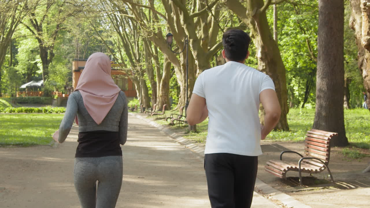 Pasangan Jogging di Taman