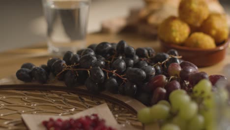 nahaufnahme des essens auf dem tisch der muslimischen familie zu hause, der für die eid 11-mahlzeit vorbereitet ist