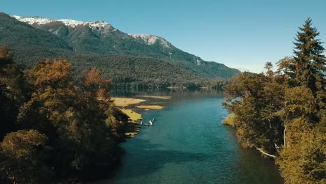 El-Dron-Se-Mueve-Sobre-El-Río-Para-Ver-El-Paisaje-Otoñal-Con-El-Lago-Al-Fondo