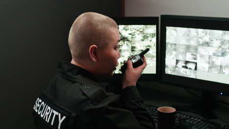 guardia de seguridad trabajando en una habitación