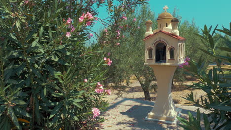 capilla conmemorativa tradicional de kandylakia en grecia