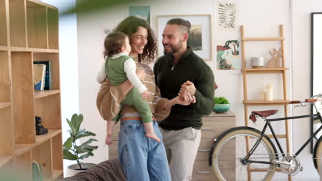 padres felices bailando con el bebé en casa viviendo