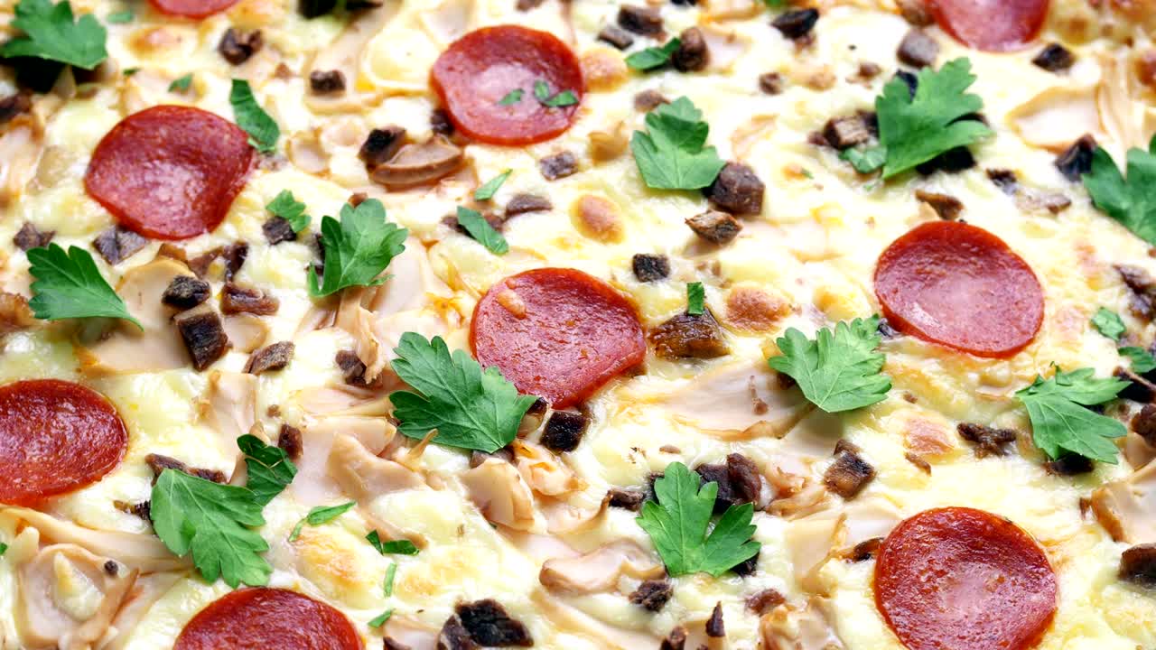 움직이는 살라미와 함께 큰 피자