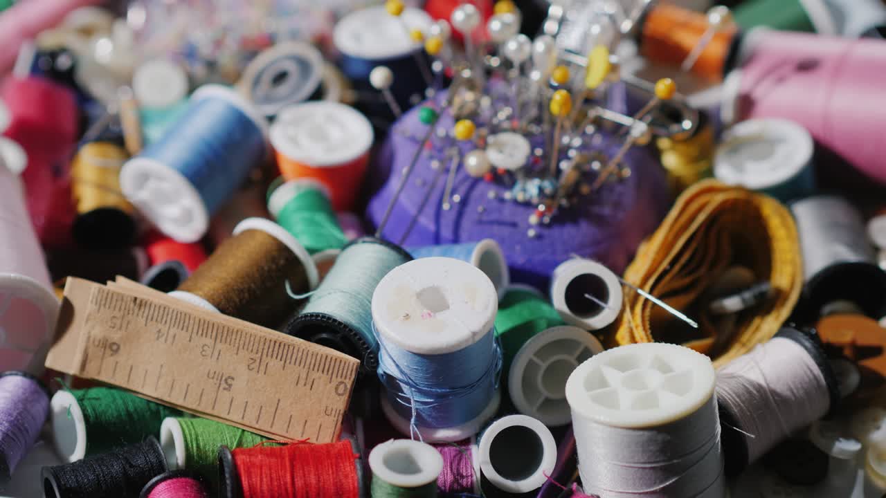 un conjunto para coser y coser. hilos, agujas y alfileres giran lentamente