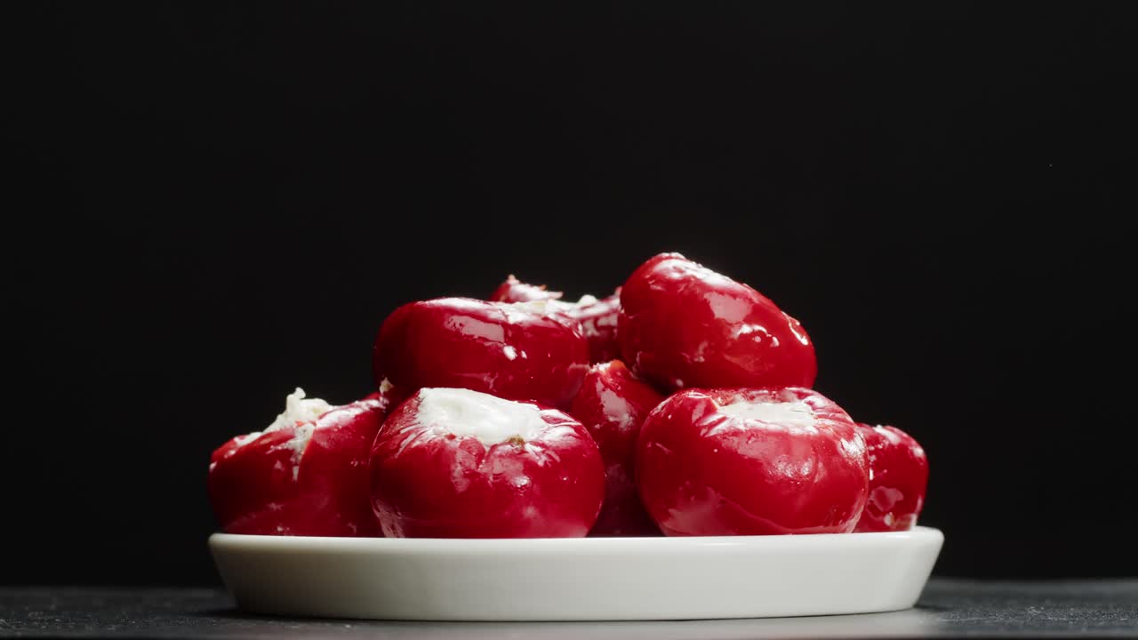 pimienta rellena con queso, restaurante italiano o español con tapas tradicionales, cocina española, deliciosas tapas saladas fermentadas y queso, tomates secos, aperitivo en la barra, buffet