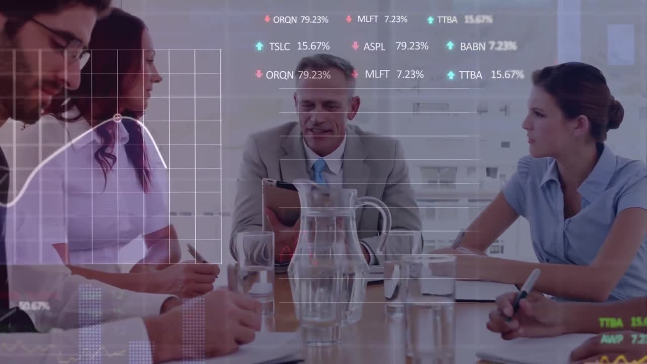 Animação de processamento de dados do mercado de ações sobre diversos empresários discutindo juntos no escritório